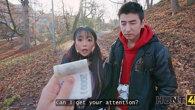 Una japonesa tetona y kawaii le pone los cuernos a su novio y se divierte con un extraño por dinero