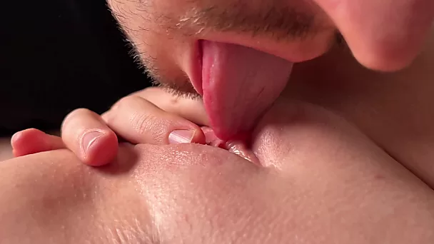 Keksa ruslarning anal jinsiy aloqasi Qogirchoqning mushukini yalaydi