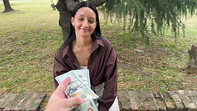 Nuttige, hübsche, brünette Pawg lässt sich von einem Fremden für Geld im Park tief in den Rachen blasen und hart ficken
