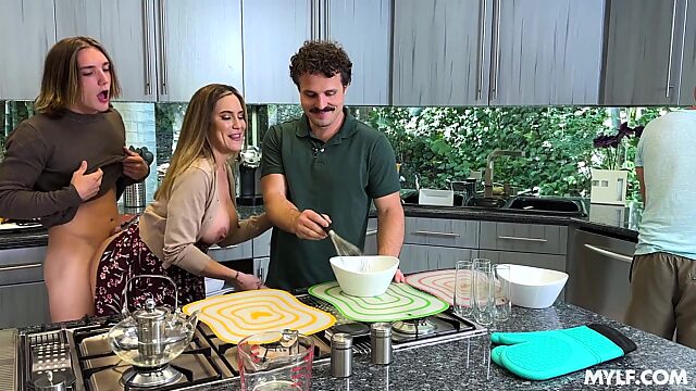 Fresca recopilación de los más excitantes tríos y folladas en la cocina con milf tetonas.