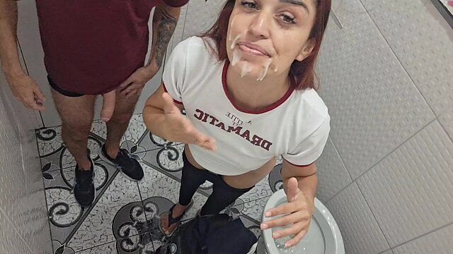 Chica latina cachonda y su novio tienen un polvo rápido en el baño de un café