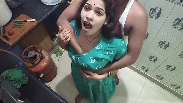 Chica india cachonda con grandes tetas tiene sexo apasionado con su novio