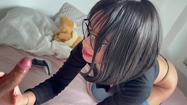 Meine süße College-Freundin hat in einem Videospiel gegen mich verloren, jetzt gehört ihre Muschi mir.