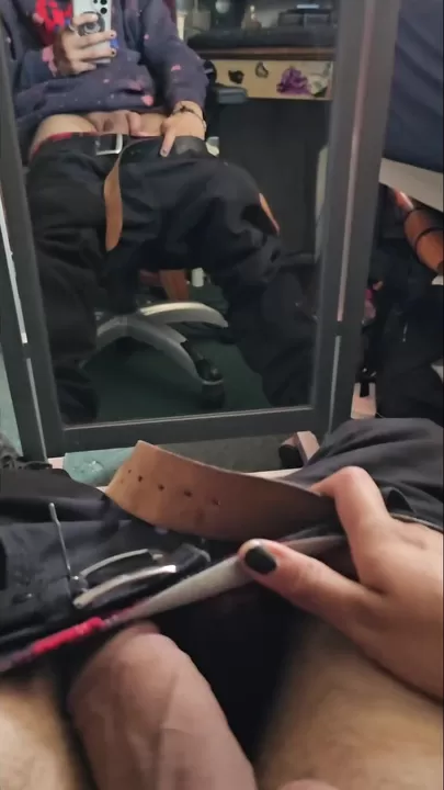 Uyatchan ayol jinsiy aloqa uchun pul tolash uchun aldangan. Katta Afrika siklari bilan porno