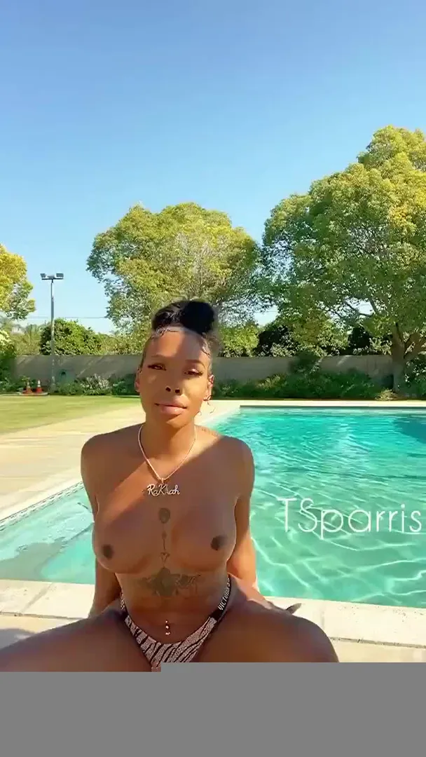 Zou je met haar zwembadspeeltje willen spelen?