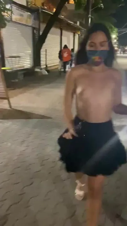 Andar de topless em público