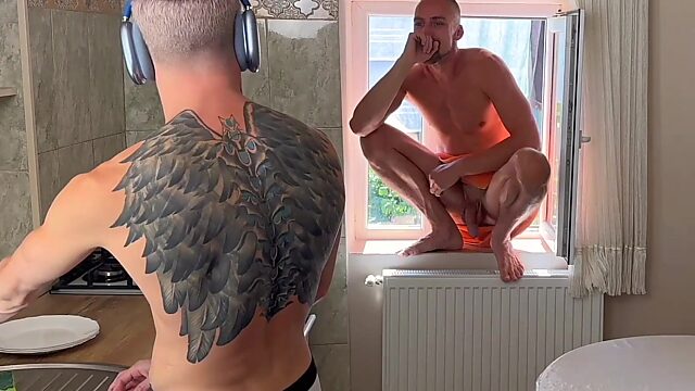Un pervertido se metió en la cocina de su joven vecino y se folló al twink sobre la mesa.