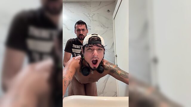 Fußfetisch, roher Analsex, Pissen und schwule Dominanz in öffentlichen Toiletten