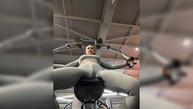 Perverse vollbusige blonde Teenie bekommt im öffentlichen Fitnessstudio einen Vibrator in die Hose