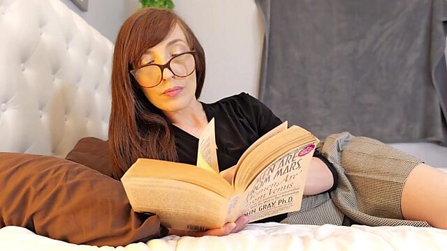 Ich ficke meine Milf-Stiefmutter in ihrem Bett, als mein Vater auf seine Arbeitsreise ging