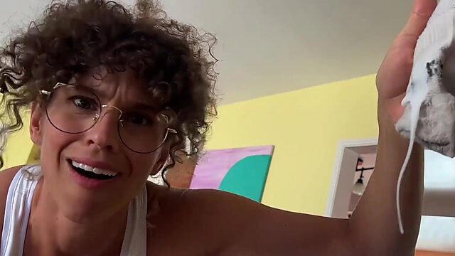 Sexy Milf mit schönen großen Titten findet mich beim Masturbieren mit ihrer Socke und bietet schnellen, ungezogenen Sex an