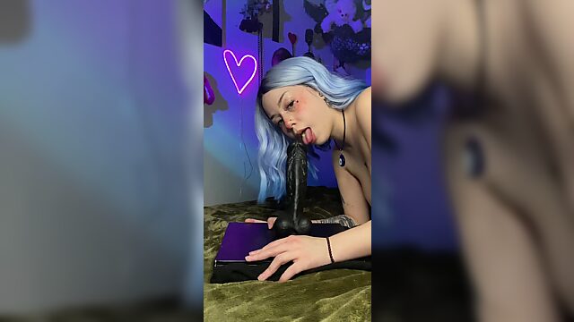 Vollbusiges Alt-Babe mit blauen Haaren fickt ihre Muschi mit einem großen Dildo