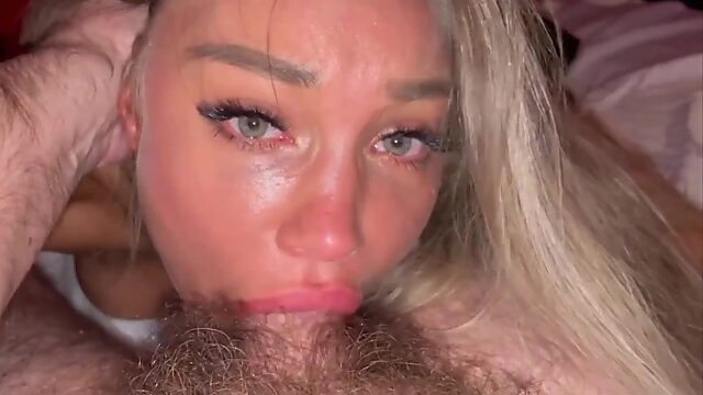 Der harte POV eines maskierten Mannes: Blonder Teenager nimmt Zehen, Finger und Sahne