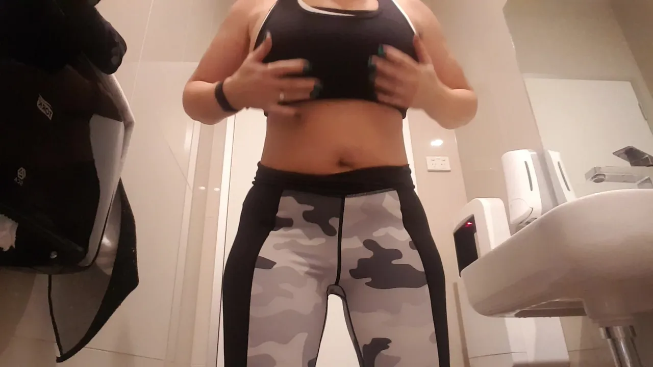 Mein 3 Sport-BH Titty Drop in der Umkleidekabine des Fitnessstudios