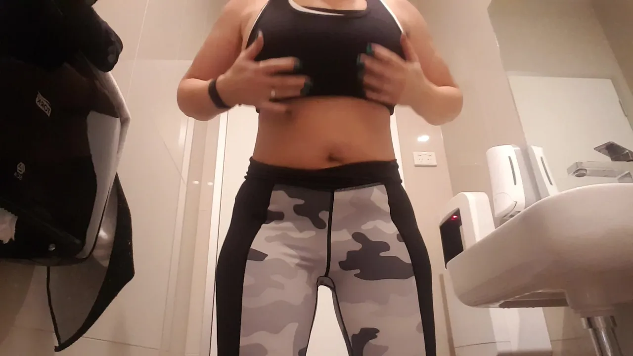 Mon soutien-gorge de sport 3 Titty drop dans le vestiaire du gymnase