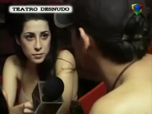 Аргентинский репортер раздевается для интервью с нудистами