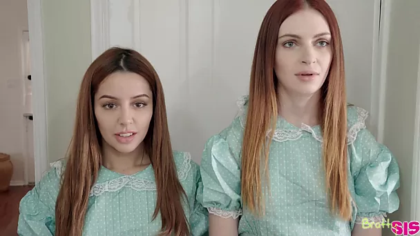 Demi-sœurs - des adolescents maigres partagent une bite dure et avalent du sperme après un trio