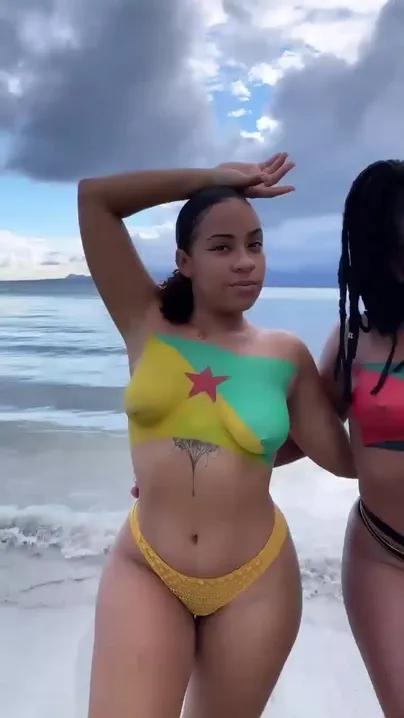 Карибские женщины с нарисованными на них флагами своих стран