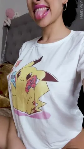 Тебе нравится моя футболка с Пикачу?
