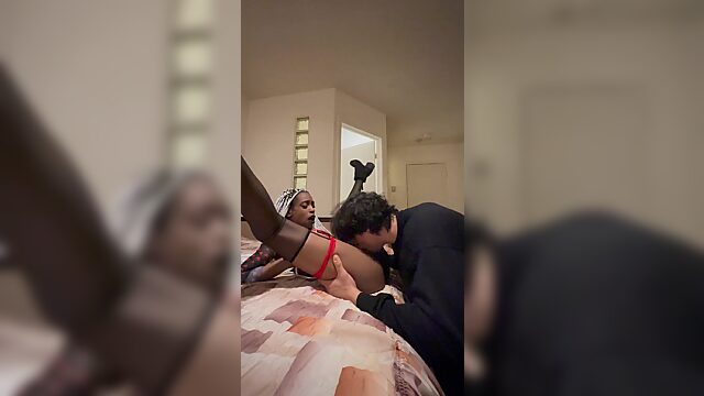 Dünnes Ebenholzbaby war total begeistert von einem wilden Fick mit einem muskulösen Typen von Tinder.