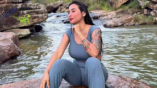 Treffen Sie eine Schönheit mit großem Hintern und lassen Sie sie den harten Schwanz reiten