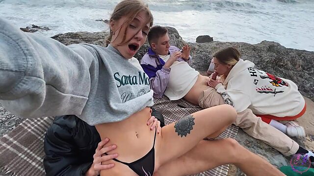 Gute Mädchen werden gevögelt und lutschen Schwänze am felsigen Strand