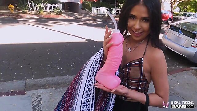 Una pequeña chica latina conoce a un extraño en la calle y acepta recibir una paliza salvaje por algo de dinero.