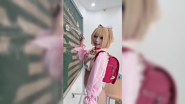 Nuttiges Dienstmädchen-Cosplayer spielt im Klassenzimmer mit Spielzeugen