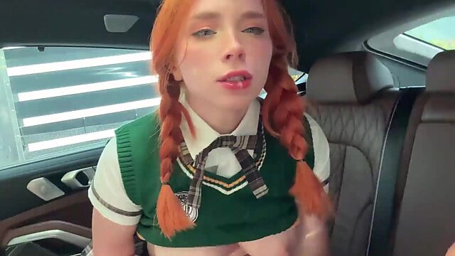 Una colegiala pelirroja sexy se sube al coche de un extraño y le ofrece sexo maravilloso