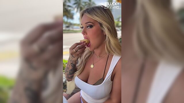 Luxuriöse blonde Bösewichtin hat Gelegenheitssex mit zufälligem Typen am Pool