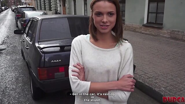 Dünne russische Süße willigt ein, ihr Sextalent für Geld beim Casting zu zeigen