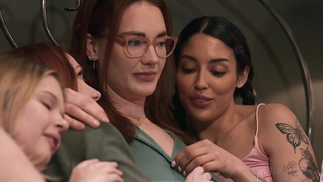 Dos novias lesbianas, Vanessa Sky y Scarlet Skies, invitan a Coco Lovelock y Siri Dahl a una aventura.