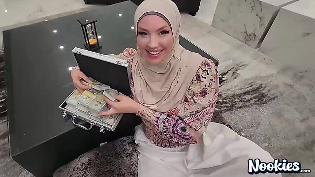 Una cachonda adicta a las compras con hijab es follada duro en una fantasía ardiente