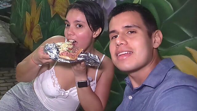 Saftige kolumbianische Studentin wird von Mitbewohnerin gefickt