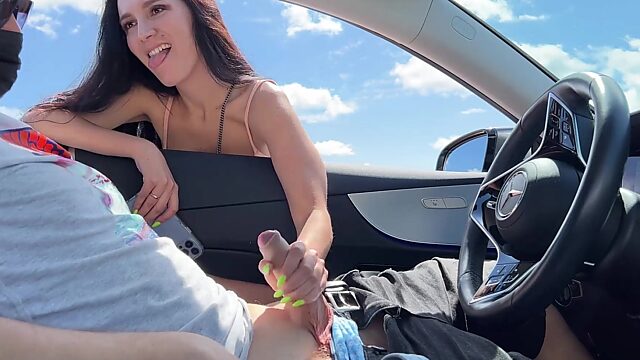 Una guarrilla morena le hace una mamada a un desconocido en un aparcamiento vacío