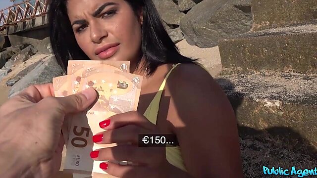 La morena caliente Sheila se puso cachonda con él por algo de dinero en POV