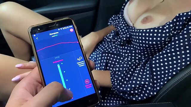 ¡Milf Pov experimenta un orgasmo con control remoto en público!