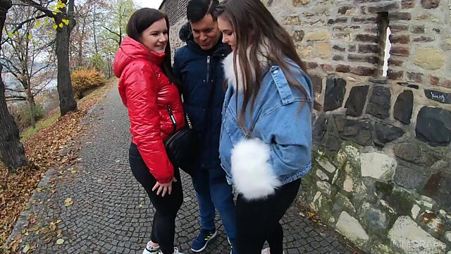 Mann sehnt sich so sehr nach Sex, dass er ausgeht, um mit zwei Babes gleichzeitig ins Bett zu gehen