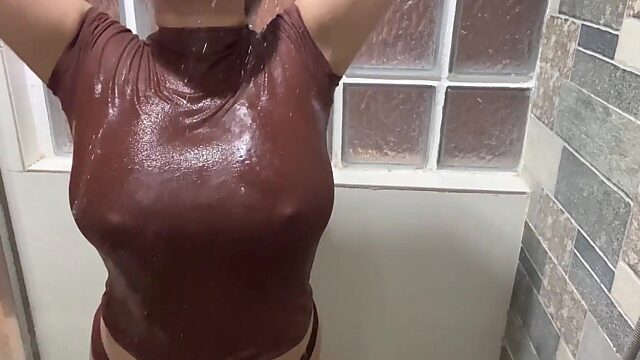 La camiseta mojada expuso sus grandes tetas naturales en la ducha.