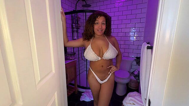 Una milf de ébano perfecta y rizada me folla la polla con sus grandes tetas mientras estamos en el jacuzzi