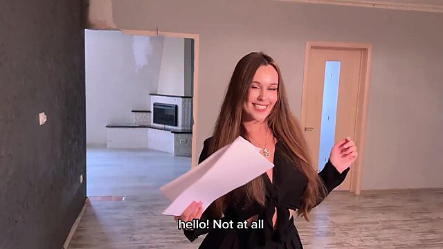 Agente inmobiliario de lujo con cuerpo caliente ofrece sus curvas locas al cliente