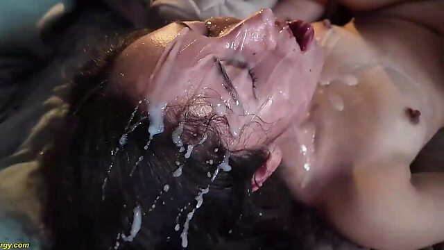 Una guarrilla cachonda se cubre de semen en un gangbang caótico