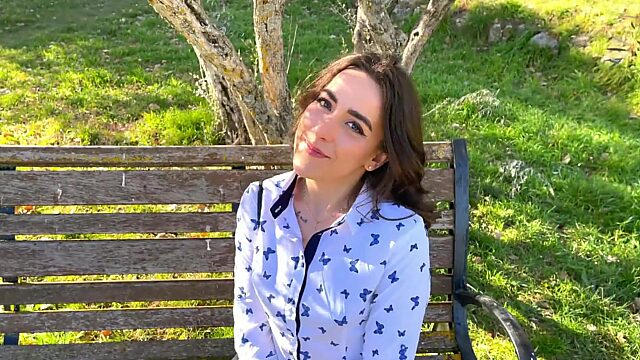 Hübsches, unterwürfiges, brünettes Pawg-Puppengesicht wird auf rücksichtsloseste Weise gefingert