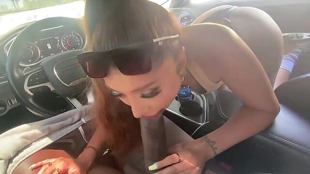 Dos chicas buenísimas le dan placer a la enorme polla negra de un semental con sus lindas bocas.