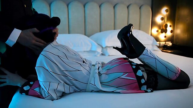 Tanjiro, el cazador de demonios, se folla a Shinobu, la de gran culo, hasta que se corre dentro.