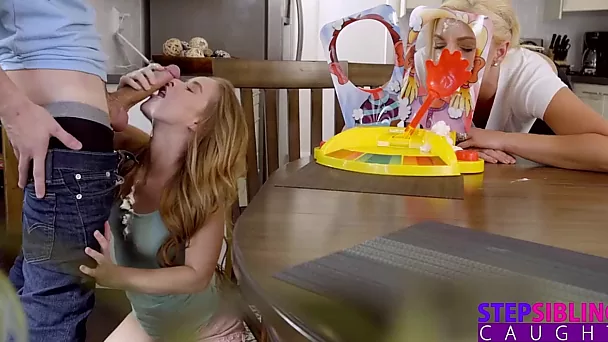 Une belle adolescente suce la grosse bite de son demi-frère lors d'une fête de famille