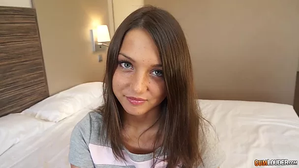 Belleza rusa teniendo sexo anal intenso en su primer casting