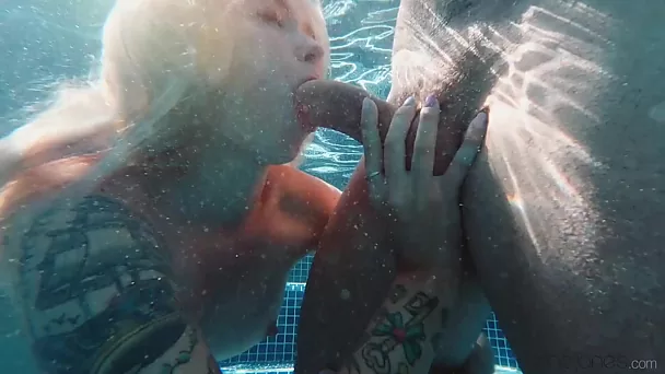 Versaute Blondine fickt am Pool und bläst unter Wasser - sexy Nabe