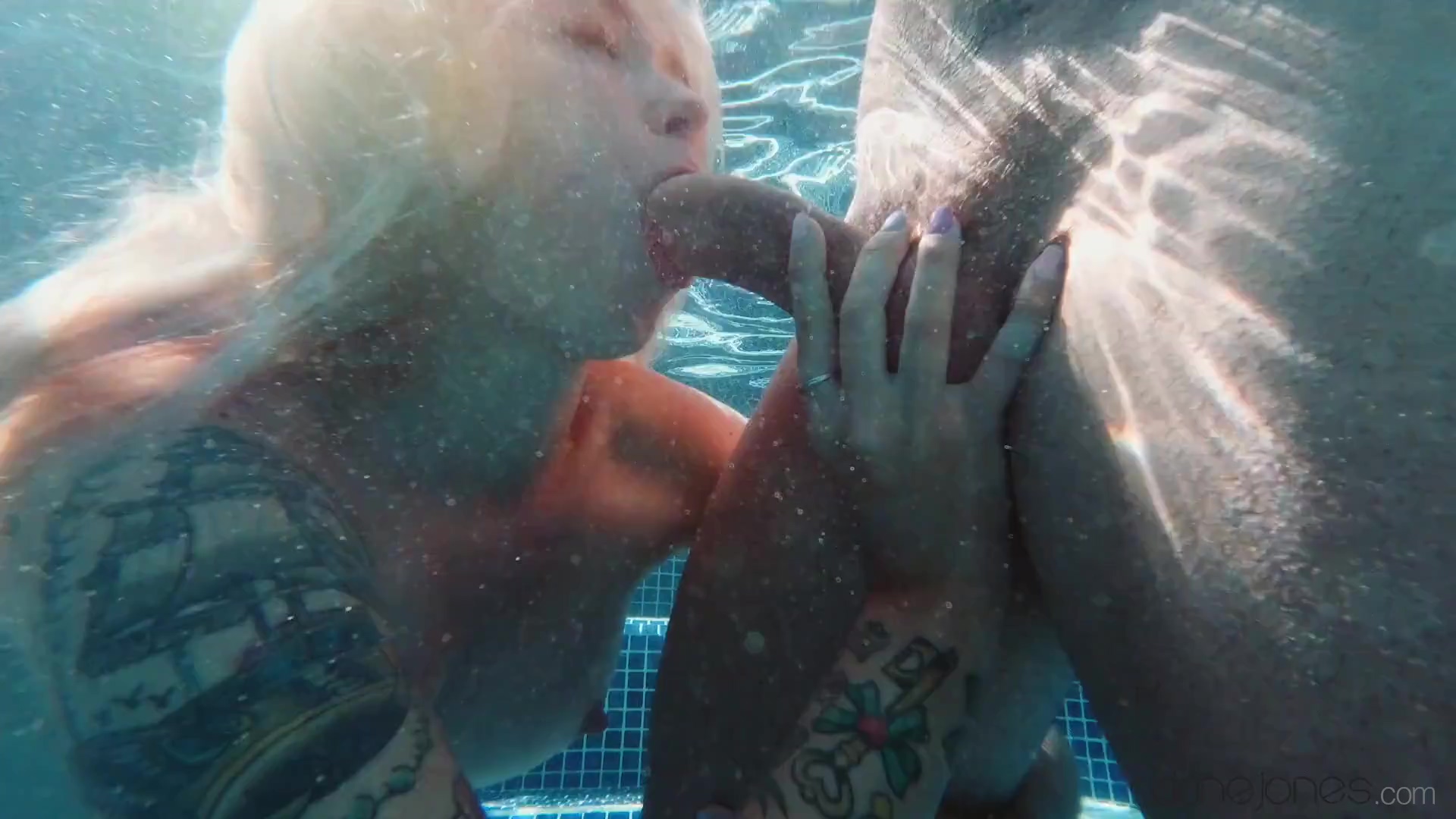 Kinky blonde baise au bord de la piscine et souffle sous leau image photo