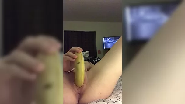 Очкастая сучка использует банан, чтобы удовлетворить себя! Она вставляет его глубоко в себя